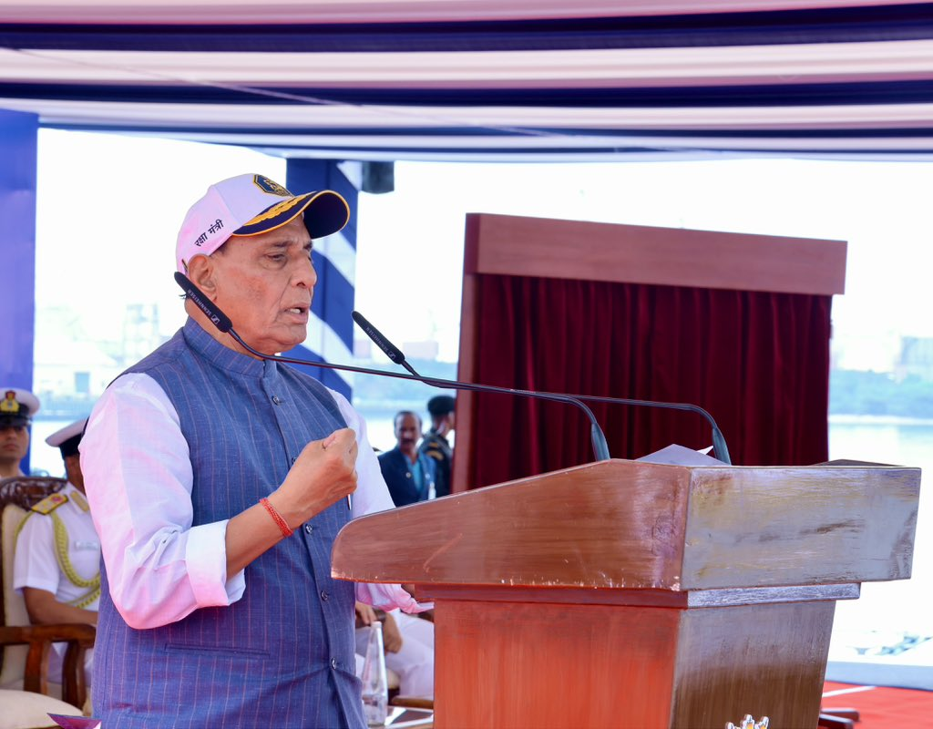 প্রতিরক্ষা মন্ত্রী রাজনাথ সিং বলেছেন যে, ভারত বর্তমান প্রতিরক্ষা সক্ষমতা এবং উন্নত প্রযুক্তি উভয়কেই শক্তিশালী করার মাধ্যমে একটি শক্তিশালী, আত্মনির্ভরশীল এবং ভবিষ্যতের জন্য প্রস্তুত প্রতিরক্ষা বাহিনী গড়ে তুলছে।