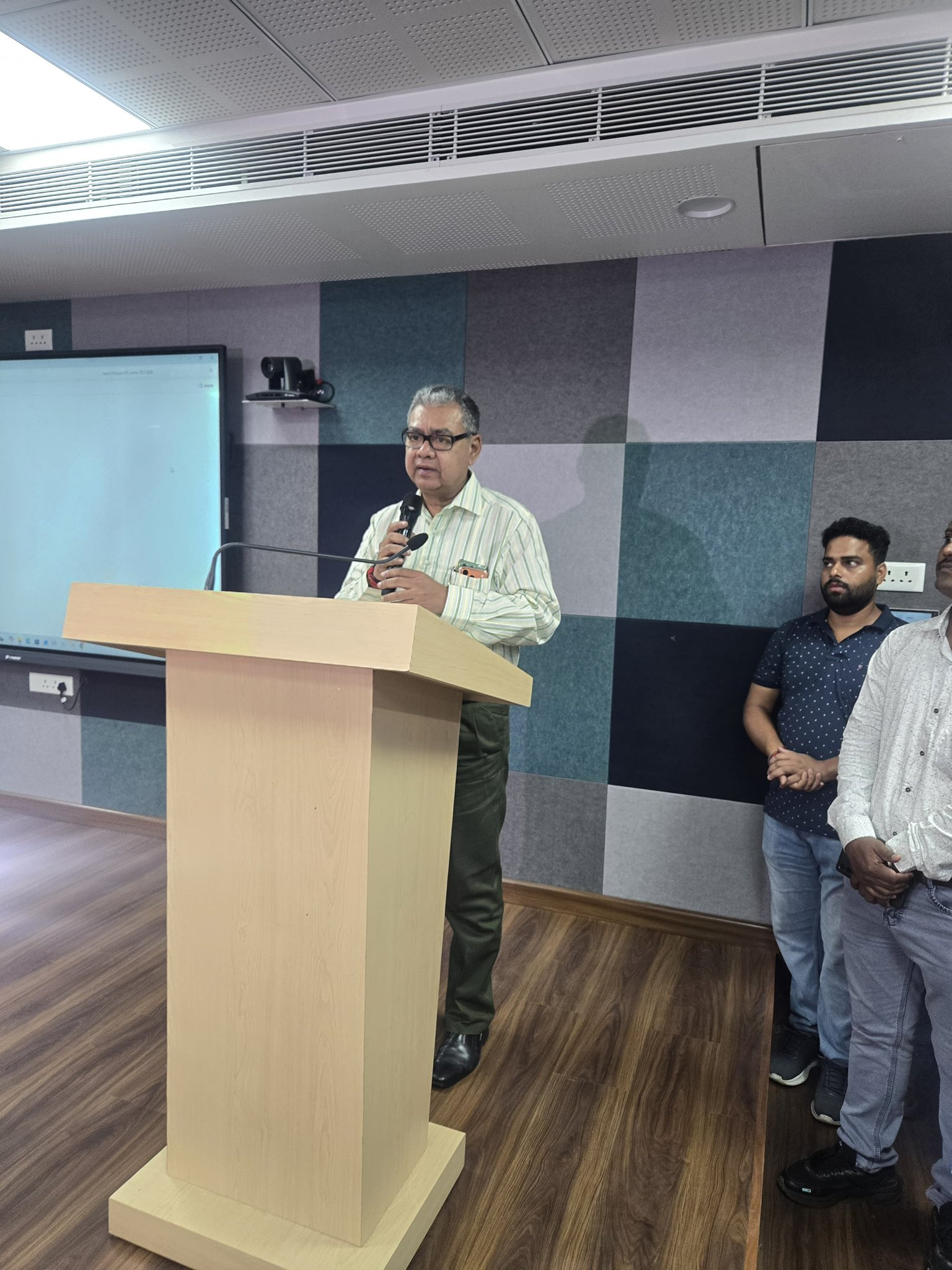 ডেঙ্গু, ম্যালেরিয়ার মতো মশাবাহিত রোগ প্রতিরোধে স্কুলের ছাত্রছাত্রীদের ইউনিফর্মে বদল আনার প্রস্তাব দিয়েছেন স্বাস্থ্যমন্ত্রী শারদ্বত মুখোপাধ্যায়। 