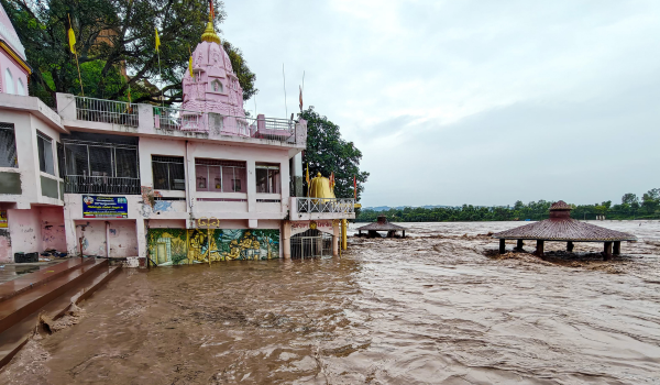 Heavy rain continues in Jammu region; Jammu-Srinagar highway remains closed