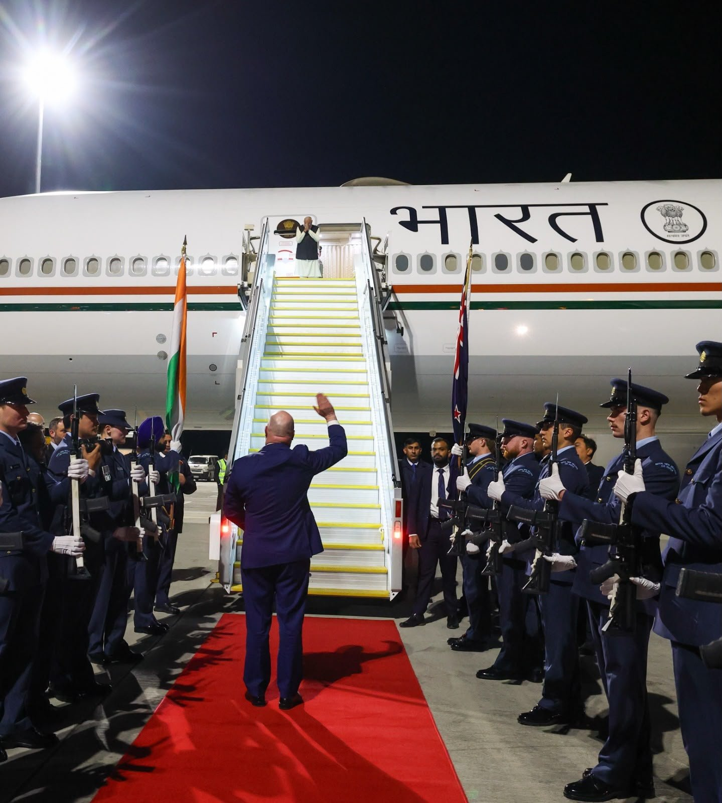ছয় দিনের সফল ইন্দোনেশিয়া, অস্ট্রেলিয়া এবং নিউজিল্যান্ড সফর শেষ করে প্রধানমন্ত্রী নরেন্দ্র মোদী আজ নতুন দিল্লিতে ফিরে এসেছেন।