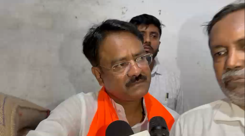 উত্তর ২৪ পরগনার গুমায় খাদ্যমন্ত্রী অশোক কীর্তনীয়া আজ রেশন বণ্টনে অনিয়ম ও দুর্নীতির অভিযোগ খতিয়ে দেখতে, রেশন ডিলার শ্যামল সাহার গোডাউনে হানা দেন।