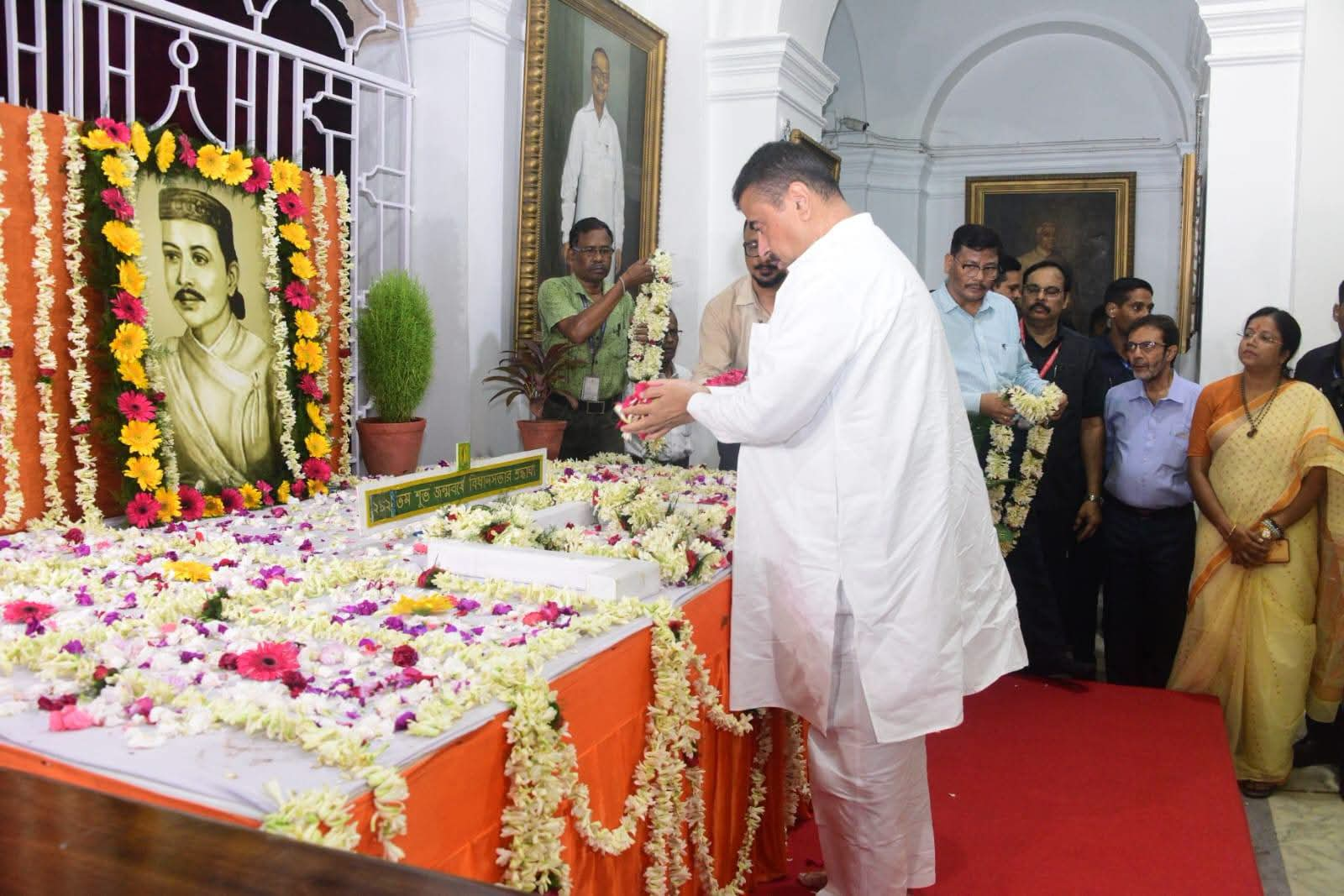 নেপালি ভাষার মহাকবি ভানুভক্ত-এর ২১৩-তম জন্মদিনে মুখ্যমন্ত্রী বিধানসভা ভবনে তাঁর প্রতি শ্রদ্ধা জানান।