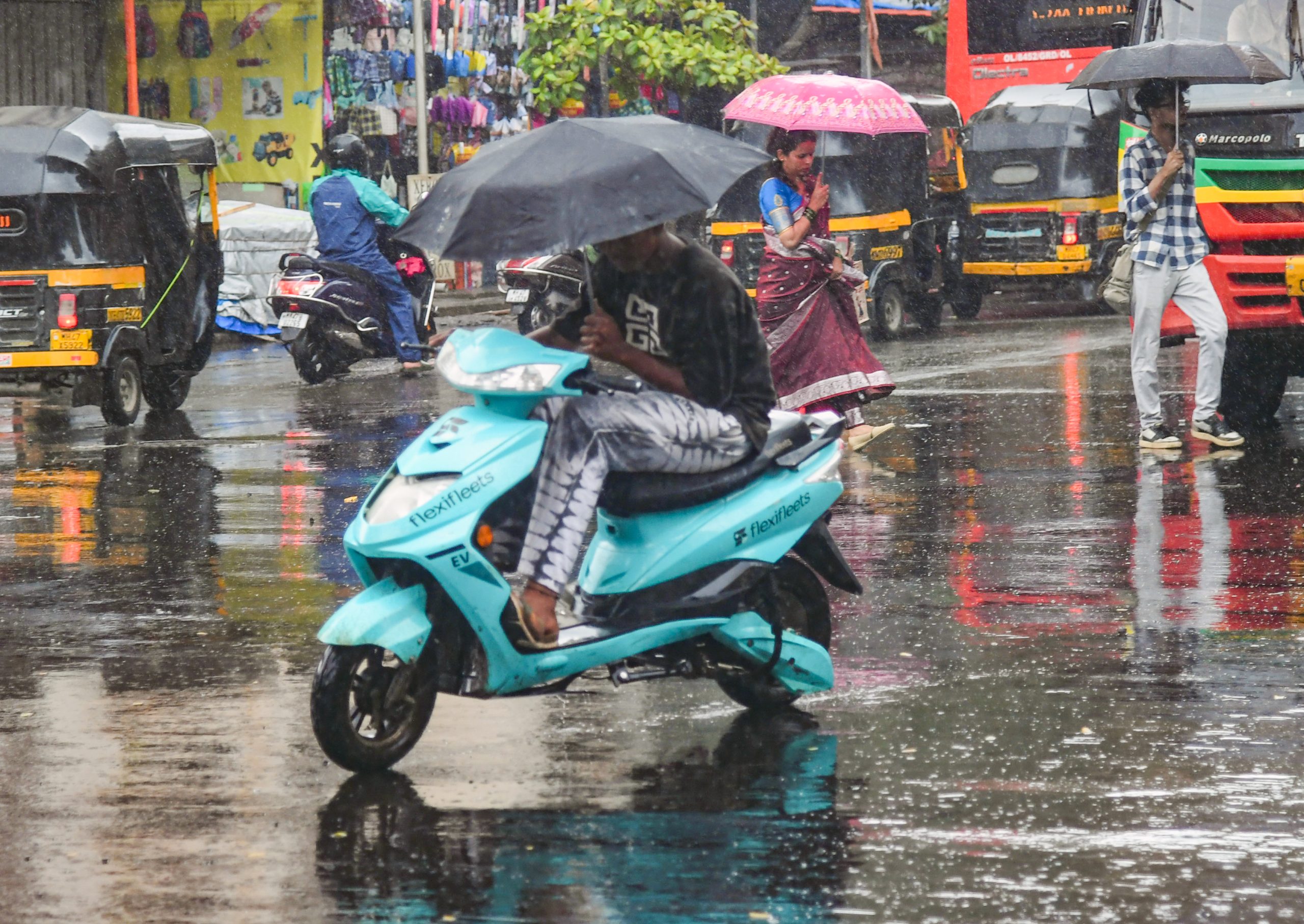 महाराष्ट्र में लगातार भारी बारिश के कारण कई इलाकों में जन-जीवन अस्त-व्यस्त