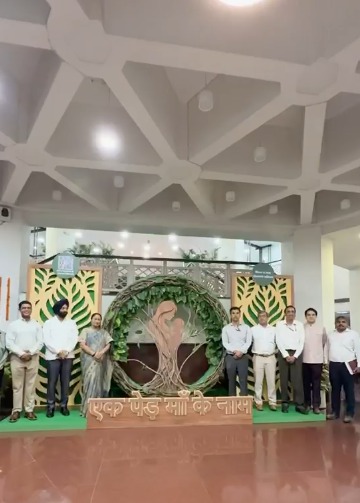 दिल्ली की मुख्यमंत्री रेखा गुप्ता ने ‘एक पेड़ मां के नाम’ अभियान के तहत ‘ग्रीन ड्राइव पोर्टल’ लॉन्च किया