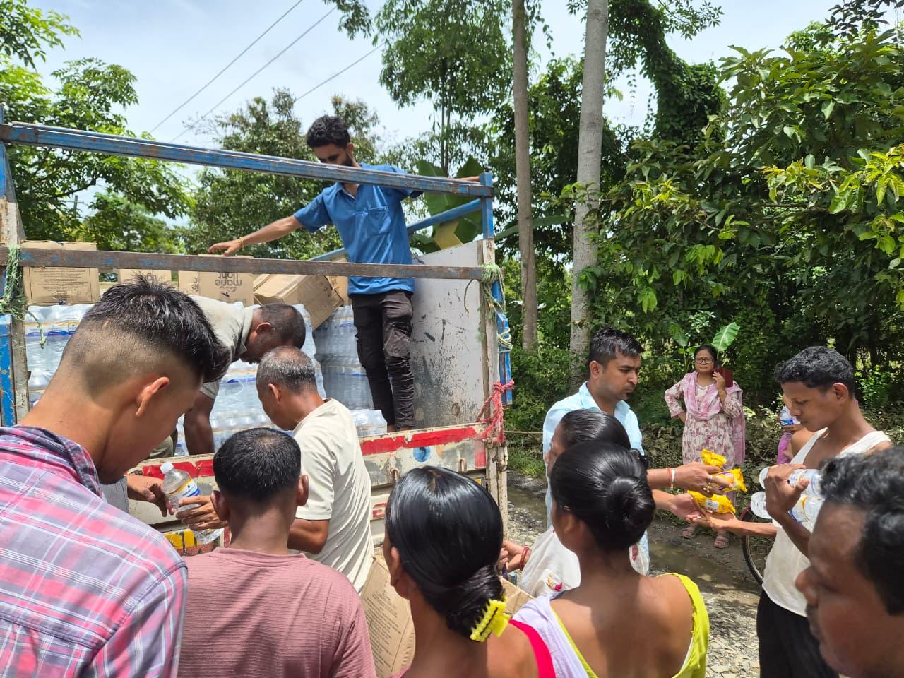 টীয়ক ৰাজহ চক্ৰৰ কেইবাটাও অঞ্চলৰ বান শিবিৰত খোৱাপানী, খাদ্য সামগ্ৰী বিতৰণ যোৰহাট জিলা প্ৰশাসনৰ