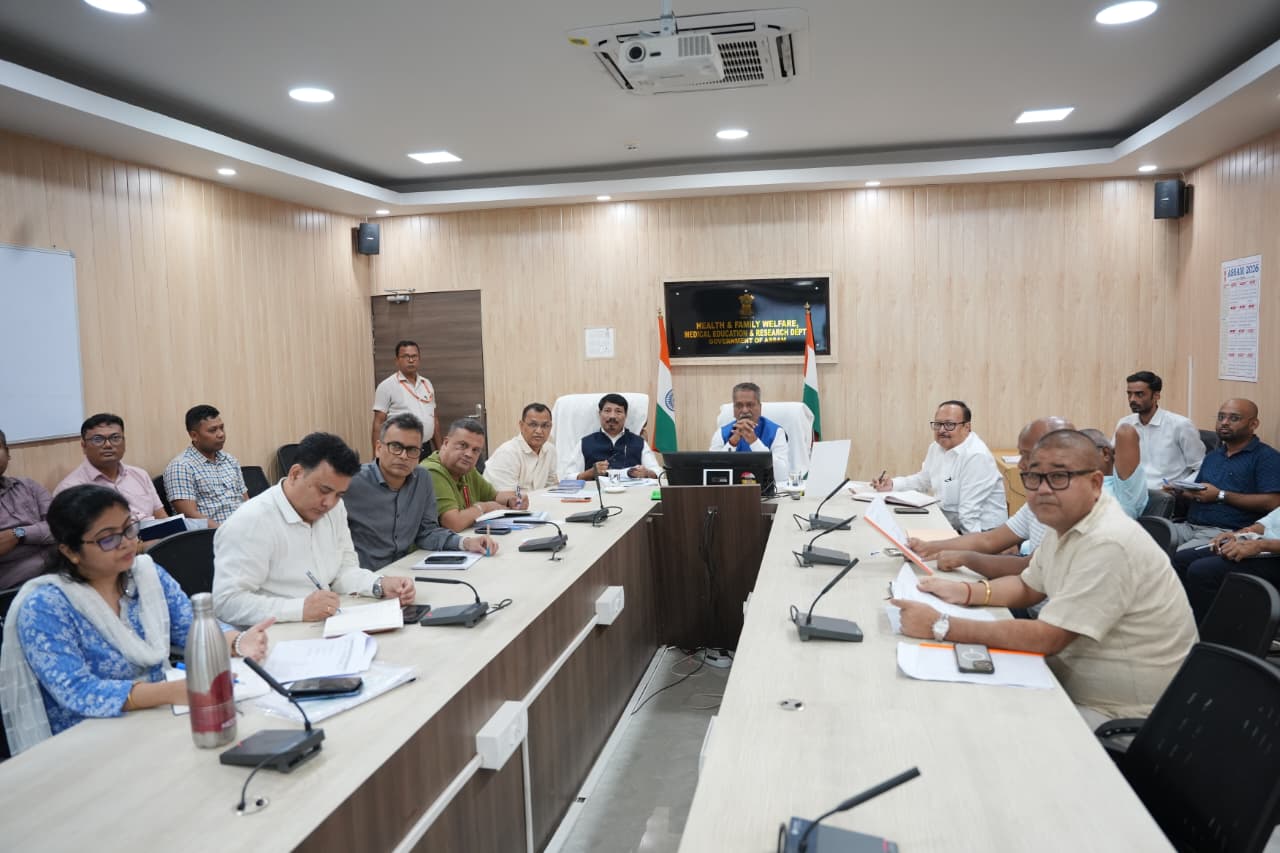 ডিব্ৰুগড় আৰু গোলাঘাট জিলাৰ স্বাস্থ্য সেৱা ব্যৱস্থা পর্যালোচনা কৰাৰ লক্ষ্যৰে মন্ত্ৰী অশোক সিংহলৰ গুৰুত্বপূৰ্ণ বৈঠক