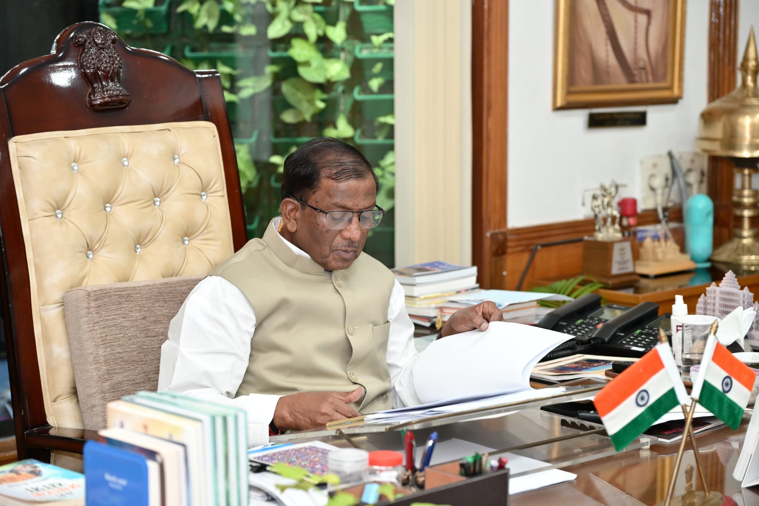 ৰাজ্যপাল লক্ষ্মণ প্ৰসাদ আচাৰ্যৰ সৰ্বাধিক ক্ষতিগ্ৰস্ত চাৰিখন জিলাকে ধৰি ৰাজ্যৰ বান পৰিস্থিতিৰ পৰ্যালোচনা