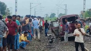 মুর্শিদাবাদের কর্ণসুবর্ণ স্টেশনের কাছে ট্রেনের ধাক্কায় পুলকার দুর্ঘটনায় মৃতের সংখ্যা বেড়ে হয়েছে-পাঁচ।