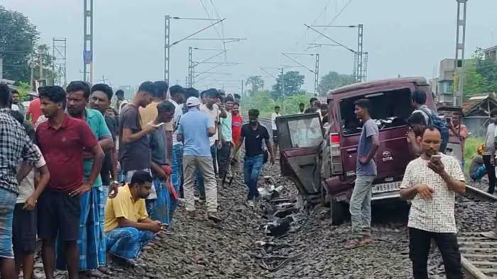 মুর্শিদাবাদের কর্ণসুবর্ণ স্টেশনের কাছে ট্রেনের ধাক্কায় পুলকার দুর্ঘটনায় মৃতের সংখ্যা বেড়ে হয়েছে-পাঁচ।