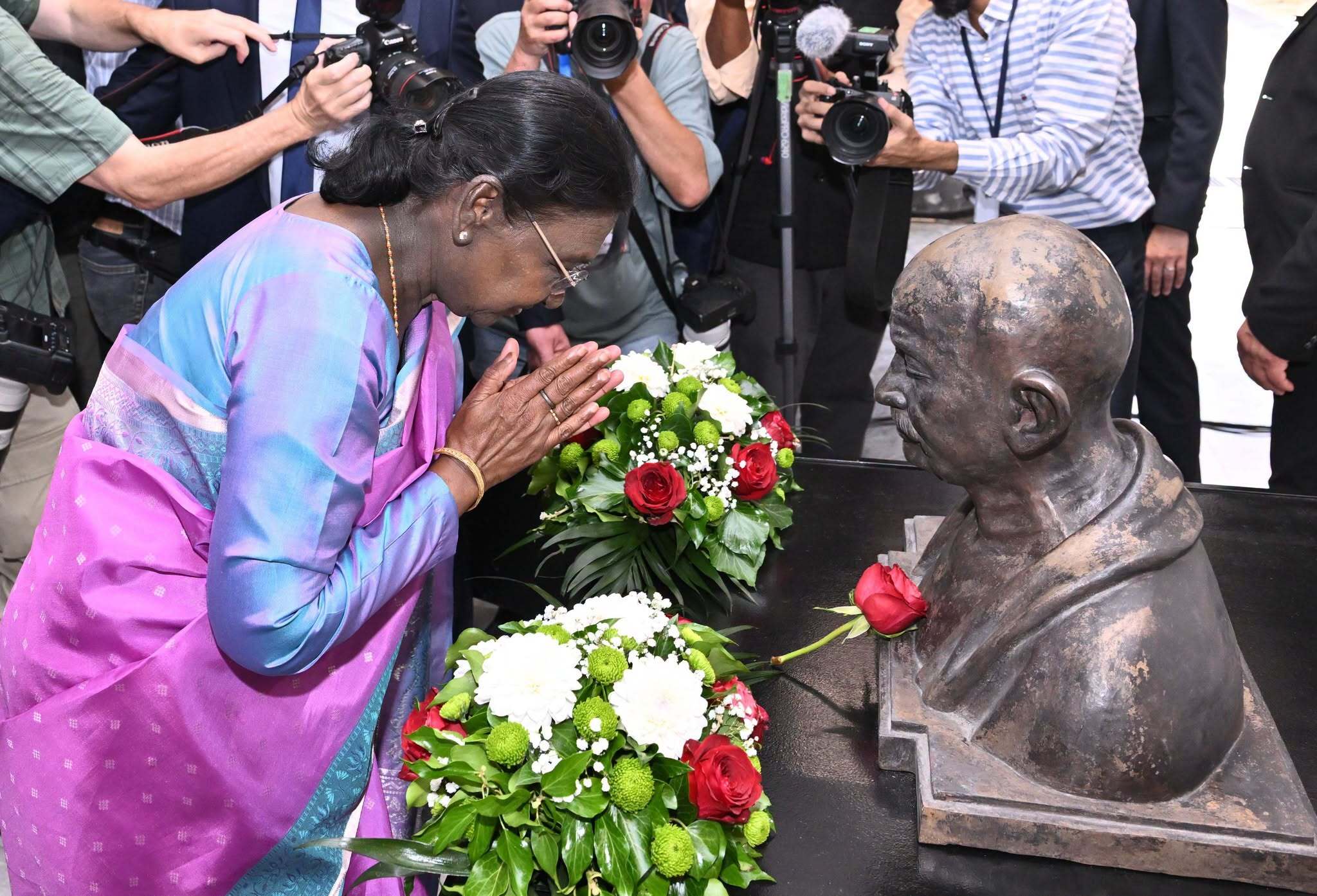 উত্তর মেসিডোনিয়া সফররত রাষ্ট্রপতি দ্রৌপদী মুর্মু আজ মিউজিয়াম অব দ্য সিটি অব স্কোপিয়ে-তে মহাত্মা গান্ধীর একটি আবক্ষ মূর্তি উন্মোচন করেছেন