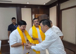 মুখ্যমন্ত্রী শুভেন্দু অধিকারী আজ ময়দানে পূর্ত দপ্তরের টেন্ট-এ, গোর্খা জনমুক্তি মোর্চার সভাপতি বিমল গুরুং এবং সাধারণ সম্পাদক রোশন গিরির সঙ্গে বৈঠক করেন। মুখ্যমন্ত্রী শুভেন্দু অধিকারী আজ ময়দানে পূর্ত দপ্তরের টেন্ট-এ, গোর্খা জনমুক্তি মোর্চার সভাপতি বিমল গুরুং এবং সাধারণ সম্পাদক রোশন গিরির সঙ্গে বৈঠক করেন।