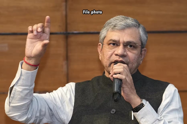 কেন্দ্র জানিয়েছে, যাত্রী নিরাপত্তা বাড়াতে এ পর্যন্ত ৩ হাজারের বেশী রেল স্টেশন এবং ১৩৪০০ কোচে CCTV নজরদারী ব্যবস্থা চালু করা হয়েছে