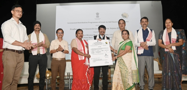 পঞ্চায়ত আৰু গ্ৰামোন্নয়ন মন্ত্রী অতুল বৰাই গোলাঘাটত হিতাধিকাৰীসকলক অনুদান পত্ৰ বিতৰণৰ শুভাৰম্ভ কৰে