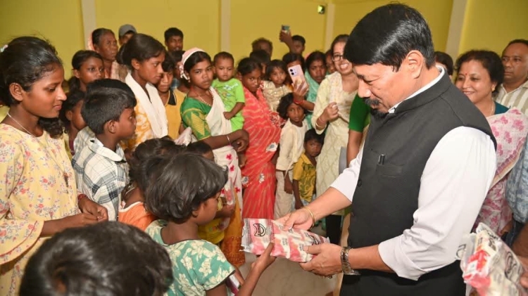 পঞ্চায়ত আৰু গ্রামোন্নয়ন মন্ত্রী অতুল বৰাৰ বোকাখাতৰ অস্থায়ী বান সাহায্য শিবিৰ পৰিদৰ্শন