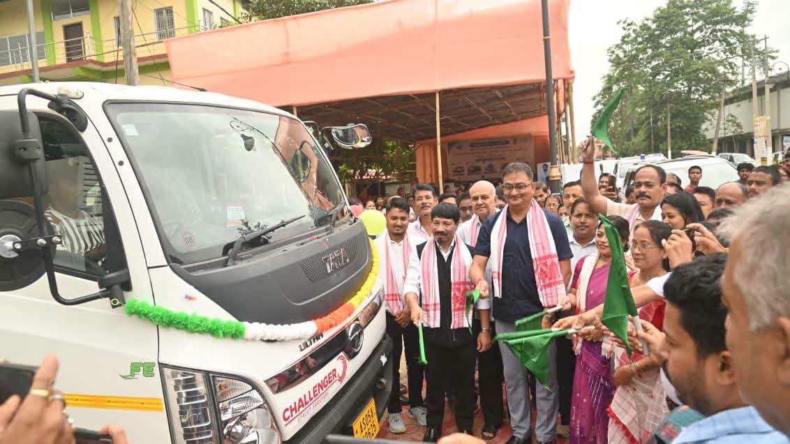বোকাখাত পৌৰসভাই নতুনকৈ ক্ৰয় কৰা অত্যাধুনিক বাহনসমূহ আজি অতুল বৰাৰ আনুষ্ঠানিকভাৱে উদ্বোধন
