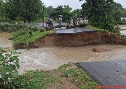 Chhattisgarh: Heavy rainfall disrupts road connectivity, floods in many riverside villages Chhattisgarh: Heavy rainfall disrupts road connectivity, floods in many riverside villages