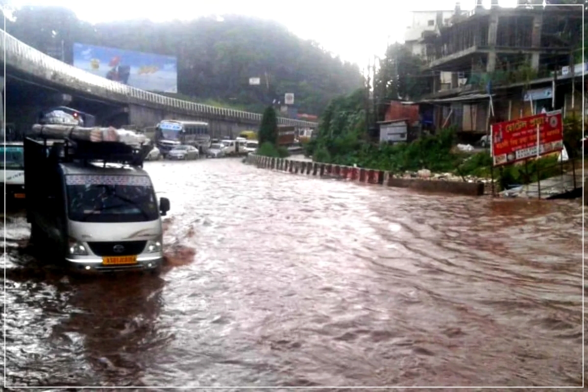 যোৰাবাটৰ ন-মাইল আৰু দহ-মাইলত ধাৰাসাৰ বৰষুণৰ ফলত কালি হোৱা কৃত্রিম বানৰ পাছত আজি অঞ্চলটোত তীব্র যান-জঁটৰ সৃষ্টি