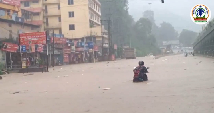গুৱাহাটী মহানগৰৰ বিভিন্ন অঞ্চলৰ লগতে যোৰাবাট অঞ্চলত কৃত্রিম বানৰ ফলত ব্যাপক যান-জঁটৰ সৃষ্টি
