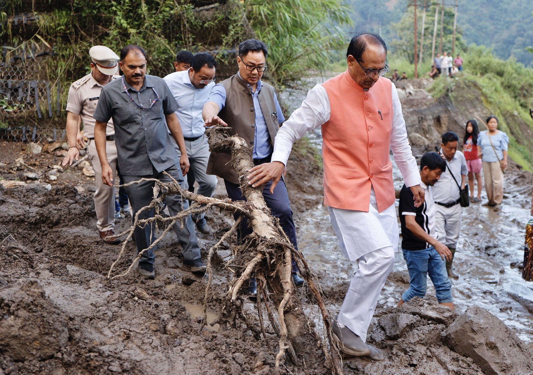 केंद्रीय मंत्री शिवराज सिंह चौहान और किरेन रिजिजू ने अरुणाचल प्रदेश के बाढ़ प्रभावित इलाकों का हवाई सर्वेक्षण किया