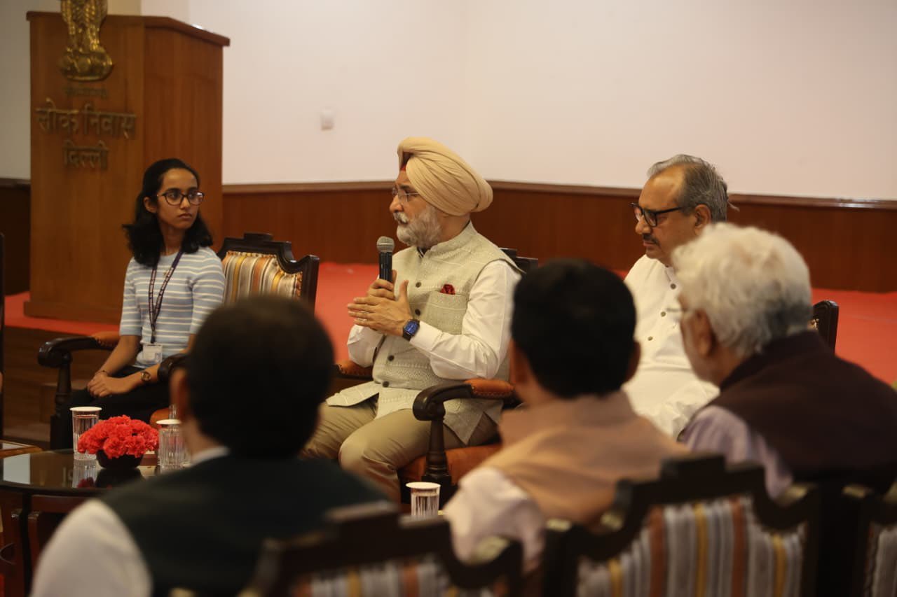 दिल्ली: उपराज्यपाल तरणजीत सिंह संधू ने ओमान से आए विद्यार्थियों से की मुलाकात