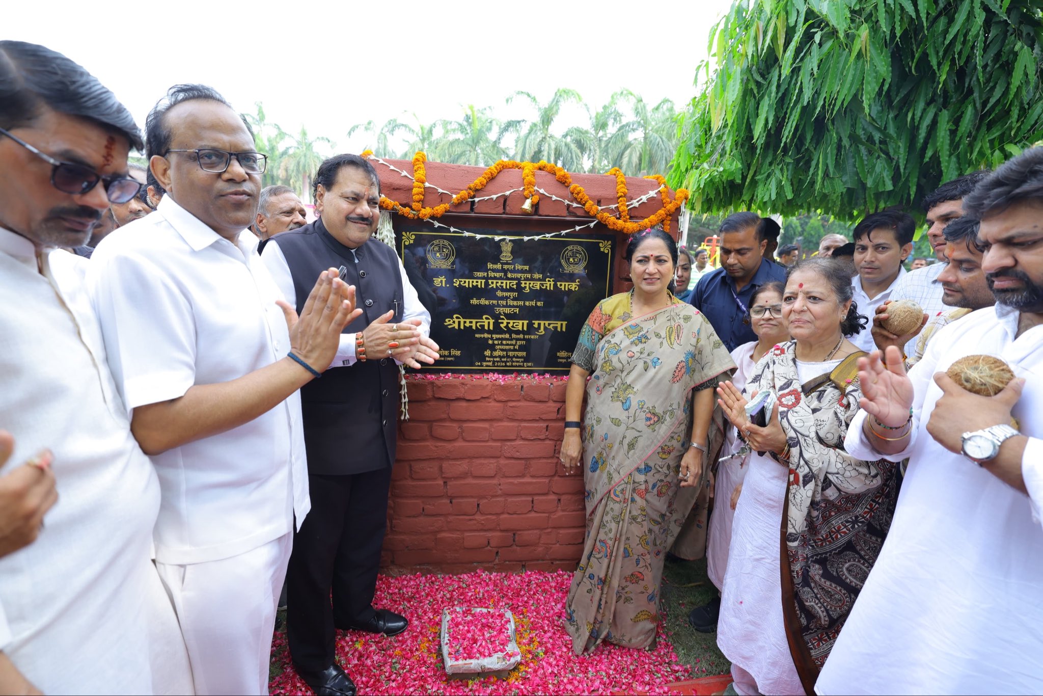 दिल्ली की मुख्यमंत्री ने शालीमार बाग और पीतमपुरा में विभिन्न विकास परियोजनाओं का लोकार्पण किया