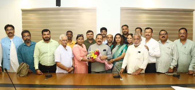 ভাৰতীয় মজদুৰ সংঘ আৰু স্বীকৃতিপ্রাপ্ত কৰ্মচাৰী সংস্থাৰ প্রতিনিধি দলৰ সৈতে কৰ্মচাৰী, ৰাজহুৱা ওজৰ-আপত্তি আৰু পেন্সন বিভাগৰ ৰাজ্যমন্ত্ৰী ড০ জিতেন্দ্ৰ সিঙৰ মত বিনিময়