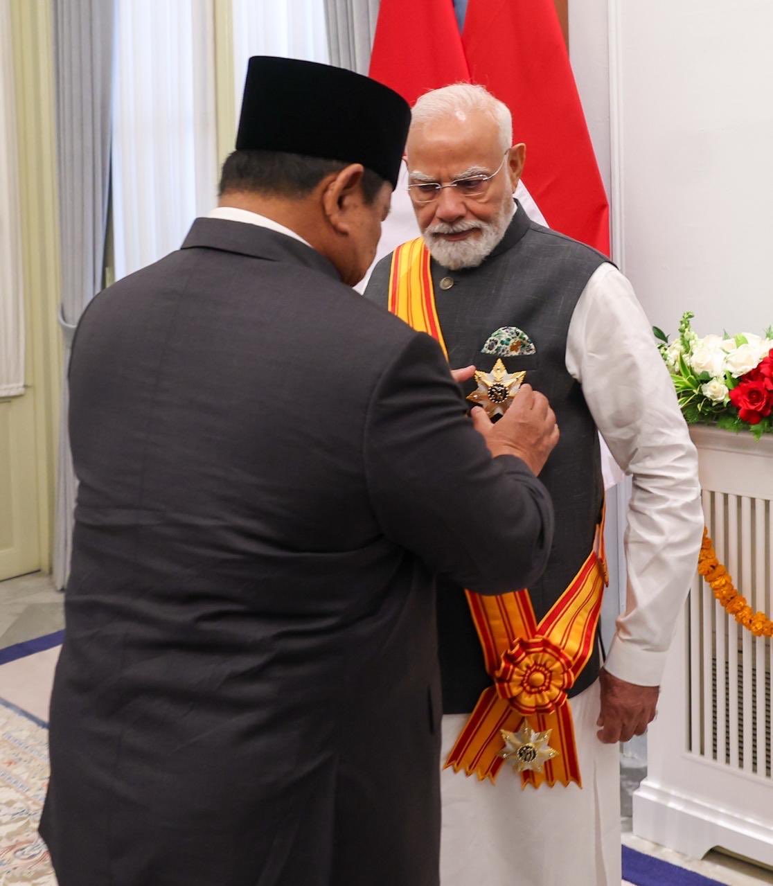 প্রধানমন্ত্রী নরেন্দ্র মোদীকে আজ ইন্দোনেশিয়ার সর্বোচ্চ নাগরিক সম্মান, বিনতাং আদিপুরনা প্রদান করা হয়েছে।
