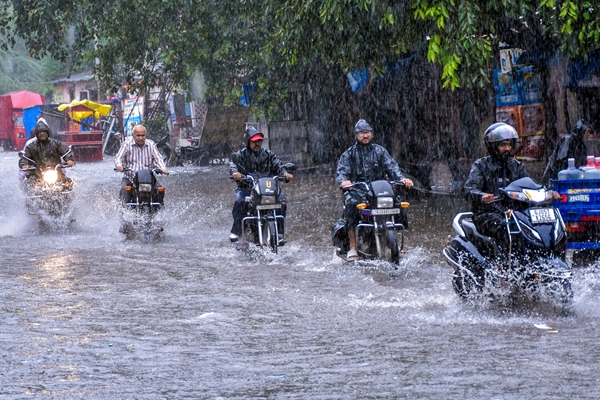 আগামীকাল গুজরাট এবং মধ্য মহারাষ্ট্রে  ভারী থেকে অতি ভারী বৃষ্টিপাতের  লাল সতর্কতা জারি করেছে আবহাওয়া দপ্তর।