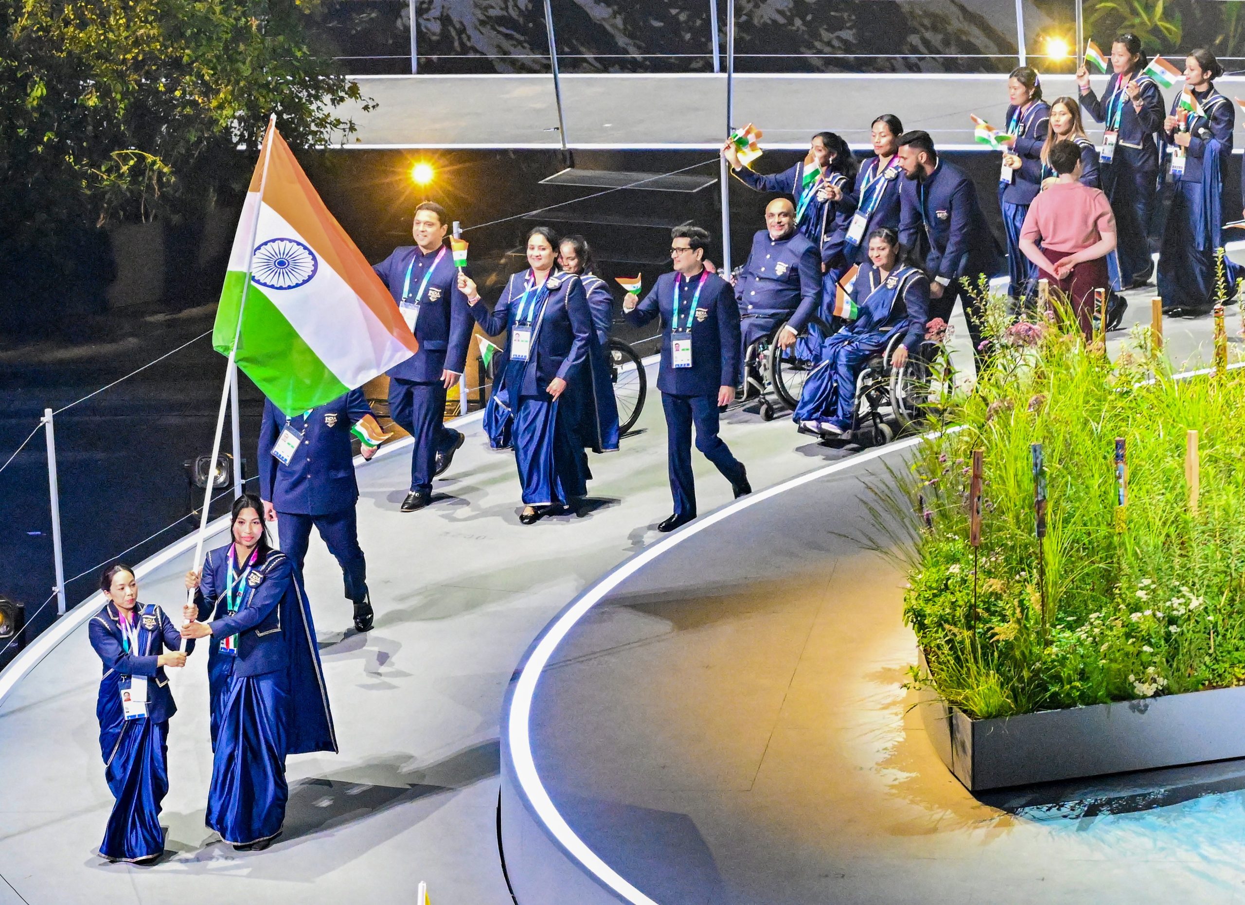 স্কটল্যান্ডের গ্লাসগোতে এক বর্ণাঢ্য উদ্বোধনী অনুষ্ঠানের মধ্য দিয়ে ২৩-তম কমনওয়েলথ গেমস শুরু হয়েছে।