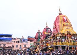 ओडिशा के पुरी में भगवान जगन्नाथ की विश्व प्रसिद्ध रथ यात्रा श्रद्धा और उल्लास के साथ जारी