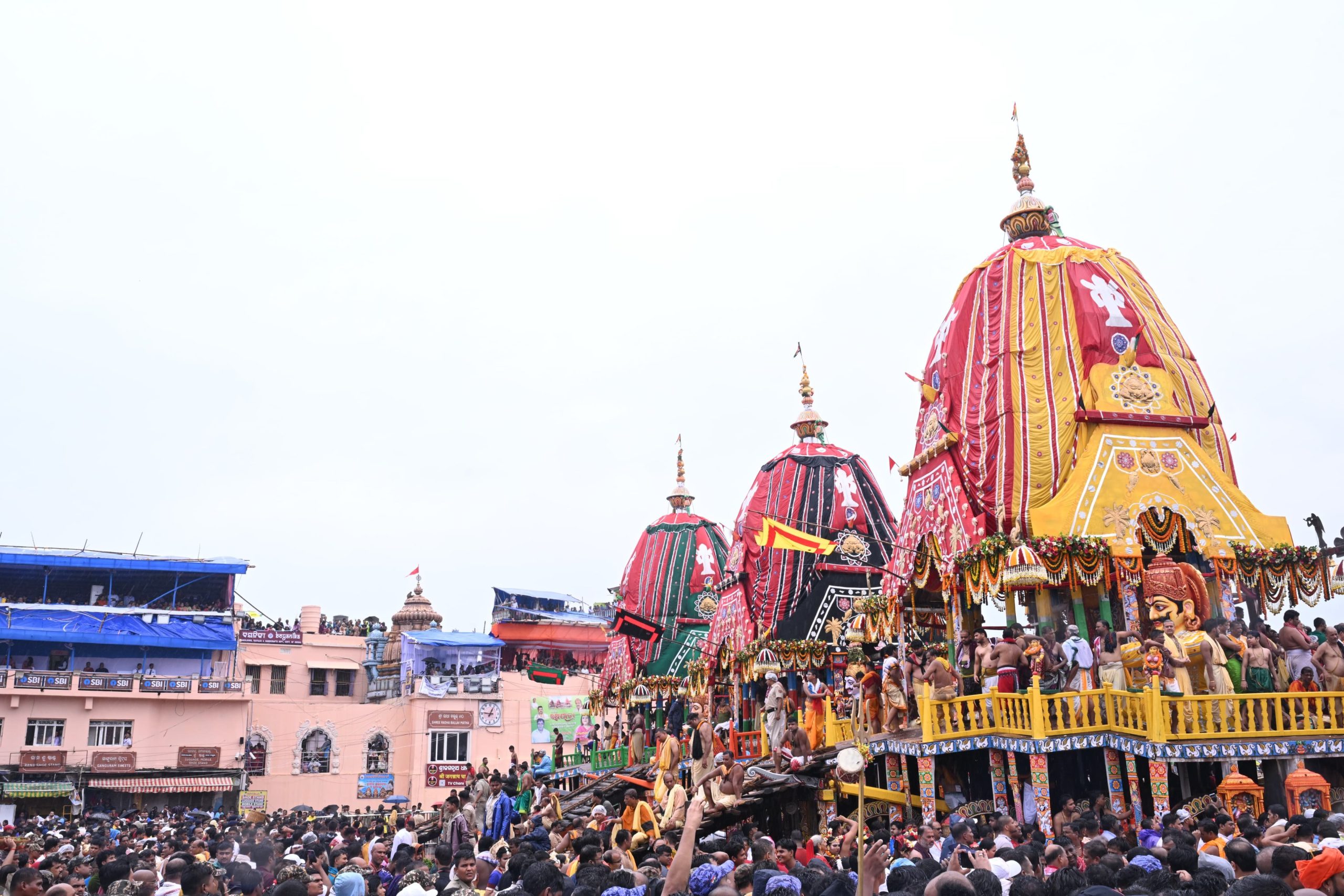 ओडिशा के पुरी में भगवान जगन्नाथ की विश्व प्रसिद्ध रथ यात्रा श्रद्धा और उल्लास के साथ जारी