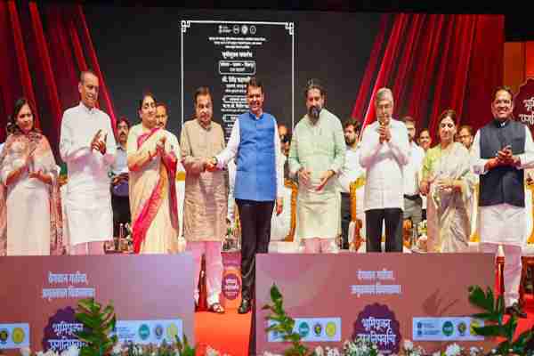 मुख्यमंत्री देवेंद्र फडणवीस ने पुणे में तीन राष्ट्रीय राजमार्ग परियोजनाओं की आधारशिला रखी