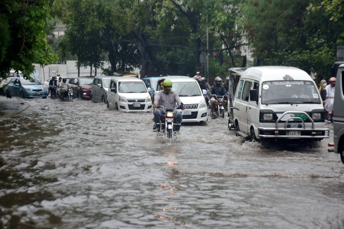 পাকিস্তানের পাঞ্জাব প্রদেশে গত ২৪ ঘণ্টায় ভারী বৃষ্টির জেরে ২ শিশুসহ অন্তত ৭ জন প্রাণ হারিয়েছেন। 