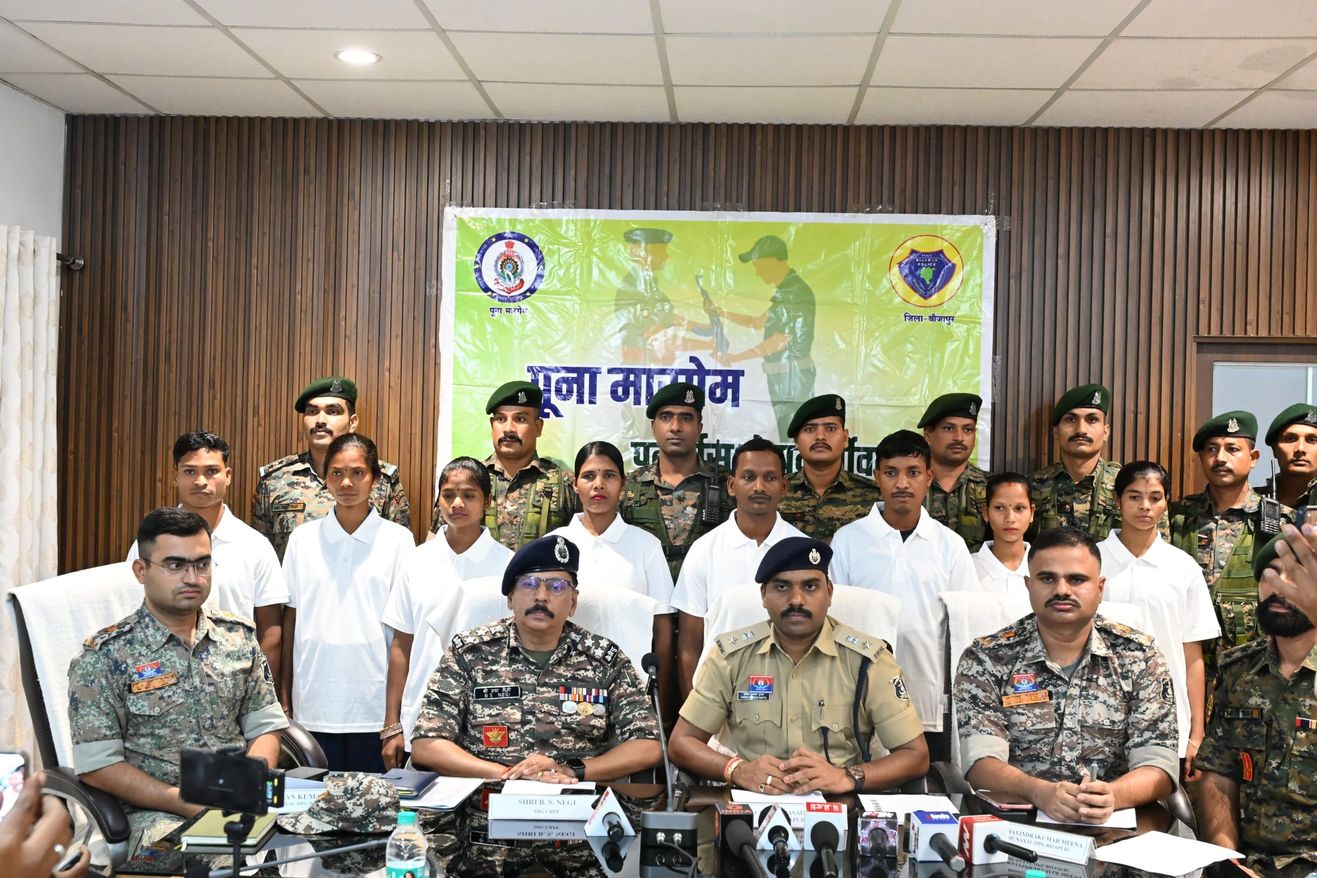 छत्तीसगढ़: बीजापुर में 49 लाख रूपये के ईनामी 8 माओवादियों ने किया आत्मसमर्पण