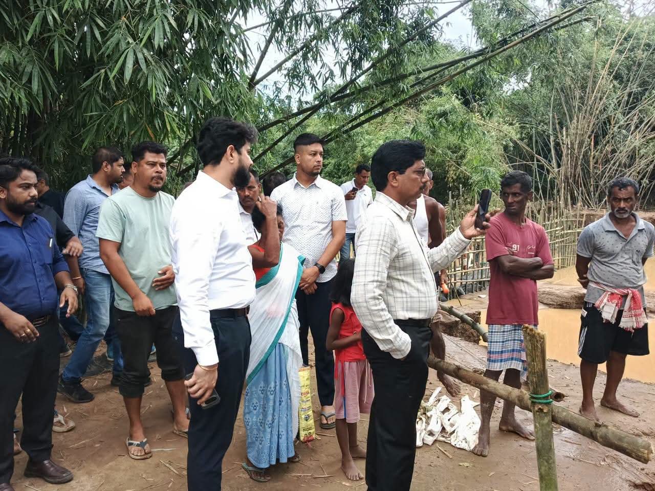 কেন্দ্ৰীয় গৃহ মন্ত্ৰালয়ৰ যুটীয়া সচিবৰ নেতৃত্বত এটা সঁজাতী দলৰ বান প্ৰভাৱিত যোৰহাট জিলা পৰিদৰ্শন