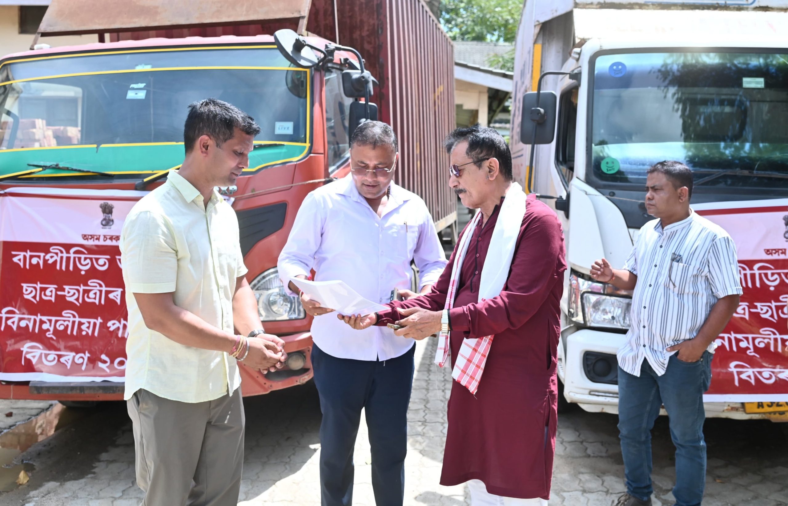 অসম পাঠ্যপুথি প্ৰণয়ন আৰু প্ৰকাশন নিগমৰ পৰা শিৱসাগৰ, চৰাইদেউ, যোৰহাট জিলালৈ পঠিওৱা পাঠ্যপুথিসমূহ জিলাকেইখনৰ শিক্ষা বিভাগৰ বিষয়াসকলৰ হাতত অৰ্পণ