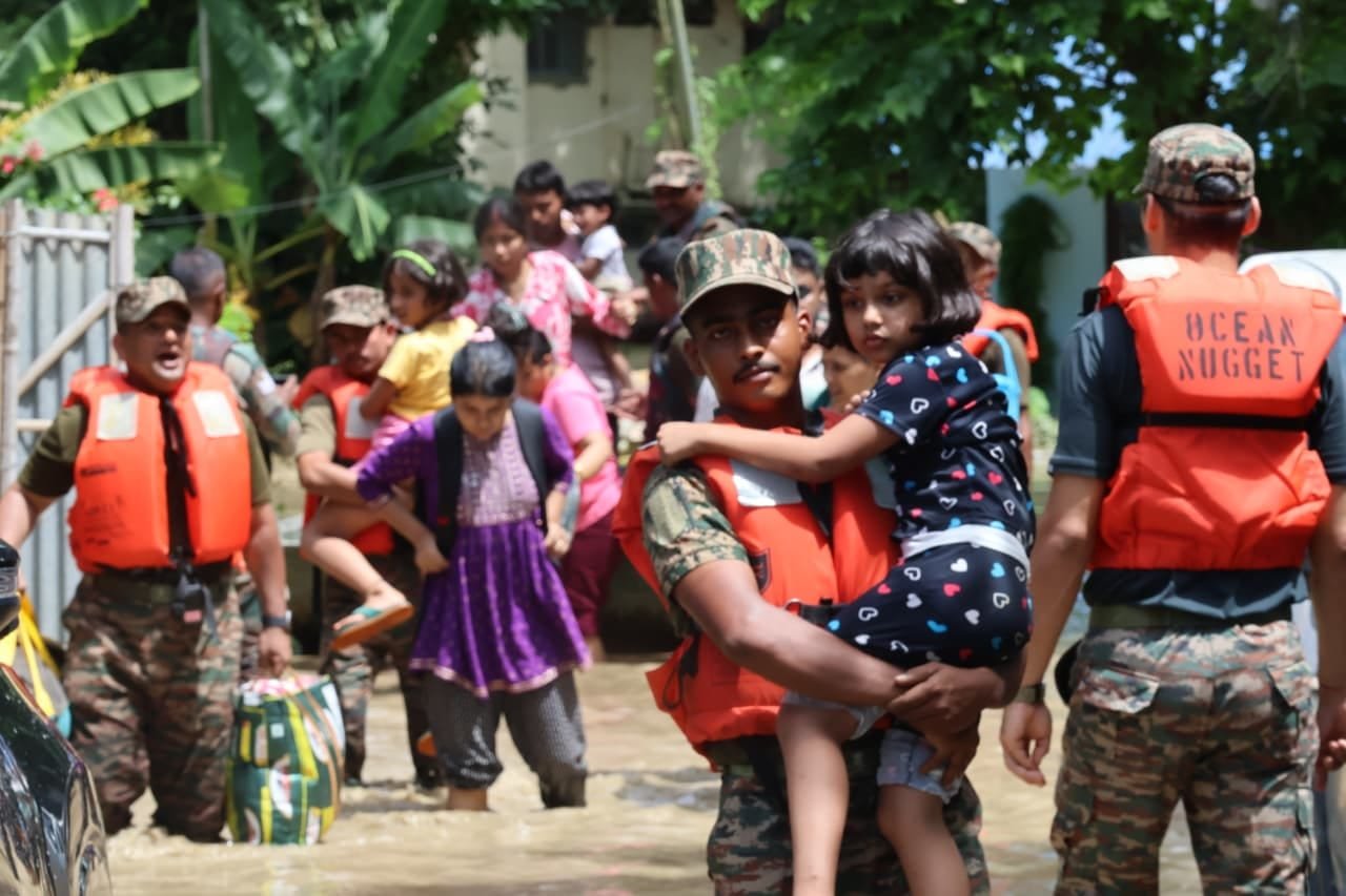 জল ৰাহত অভিযানৰ অধীনত এতিয়ালৈকে এহেজাৰৰো অধিক লোকক উদ্ধাৰ