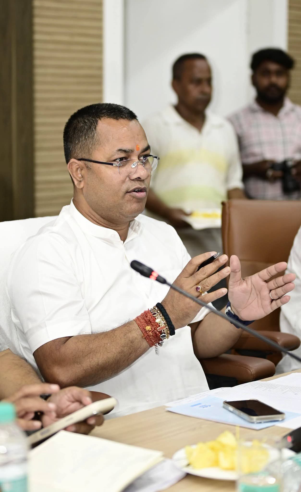 কাছাৰ জিলাৰ অভিভাৱক মন্ত্রী কৃষ্ণেন্দু পালৰ অধ্যক্ষতাত পর্যালোচনা বৈঠক