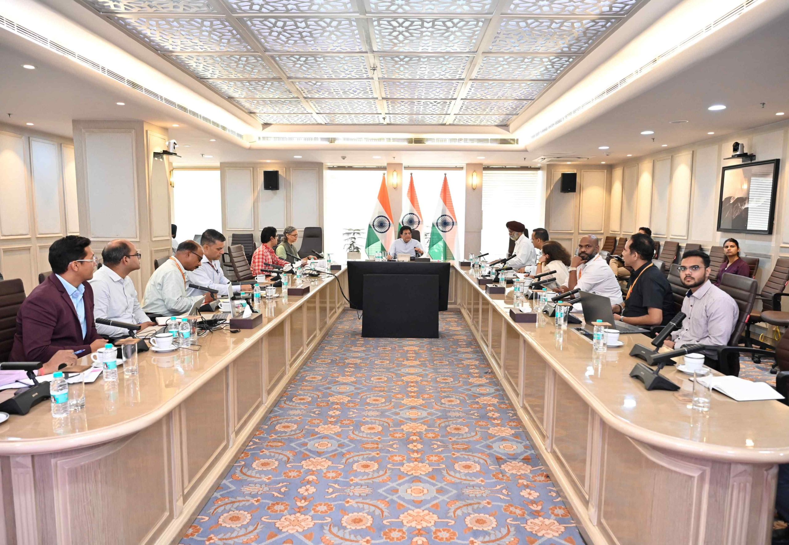 ৰাষ্ট্ৰীয় উৎপাদনশীলতা পৰিষদ, উদ্যোগ আৰু অভ্যন্তৰীণ বাণিজ্য উন্নয়ন বিভাগ আৰু বাণিজ্য বিভাগৰ বিষয়াসকলৰ সৈতে কেন্দ্ৰীয় মন্ত্রী পীয়ুষ গোৱেলৰ পর্যালোচনা বৈঠক