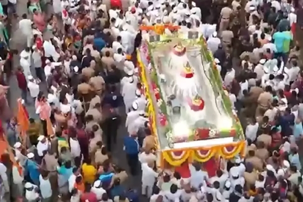 Pune: Devotees welcome “Palkhis”  with chants of devotional hymns