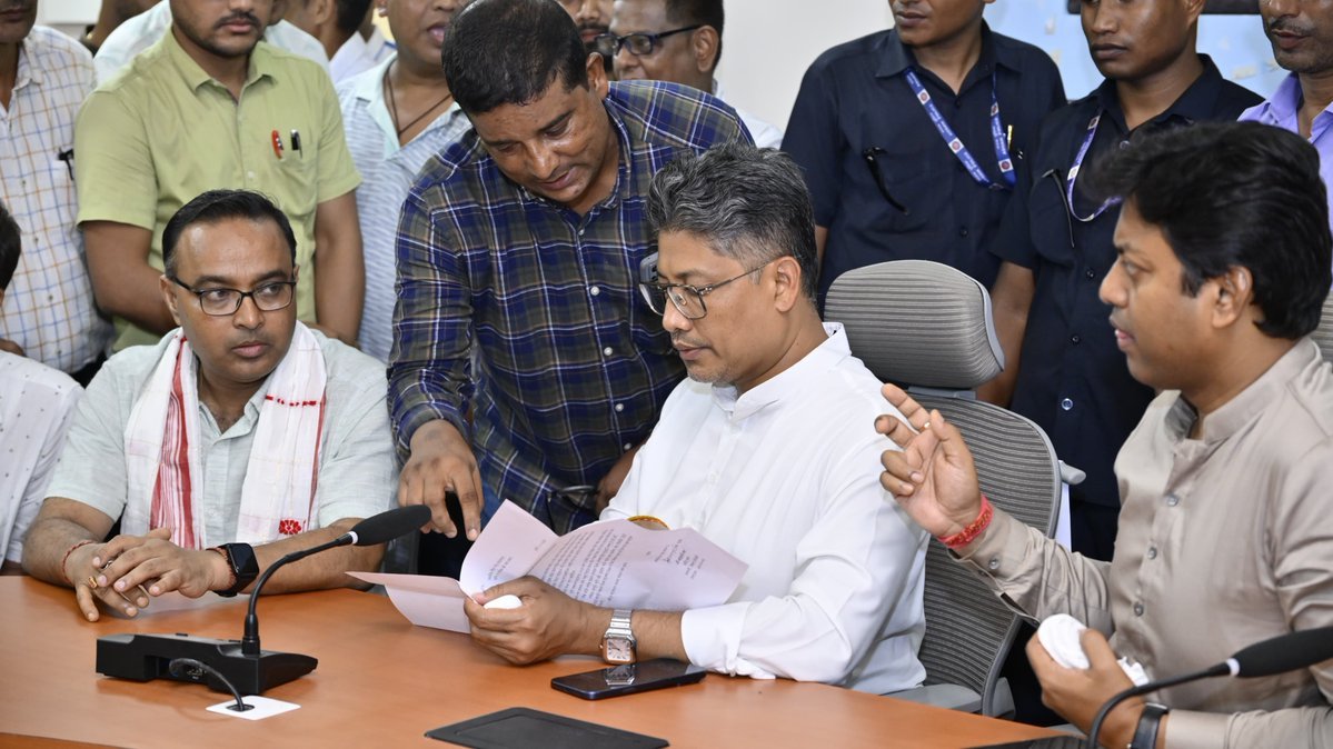 বিশ্বনাথ চাৰিআলিত ক্ষুদ্র চাহ খেতিয়কৰ পঞ্জীয়ন কার্যসূচীত মন্ত্রী পীযুষ হাজৰিকাৰ অংশগ্ৰহণ