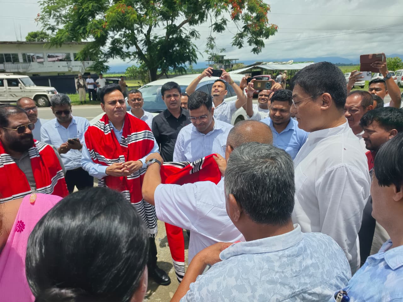 কেন্দ্ৰীয় চৰকাৰৰ উচ্চস্তৰীয় প্রতিনিধি দলৰ জোনাইৰ শেহতীয়া বান পৰিস্থিতি পৰিদৰ্শন