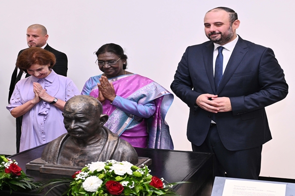 উত্তৰ মেচিডোনিয়াৰ ৰাষ্ট্ৰপতি গর্ডানা চিলজানোভস্কা-ডাভকোভাই কৈছে যে এগৰাকী মহিলা বিশ্বৰ সৰ্ববৃহৎ গণতান্ত্রিক দেশ ভাৰতৰ ৰাষ্ট্ৰপতি হোৱাটো গৌৰৱৰ বিষয়