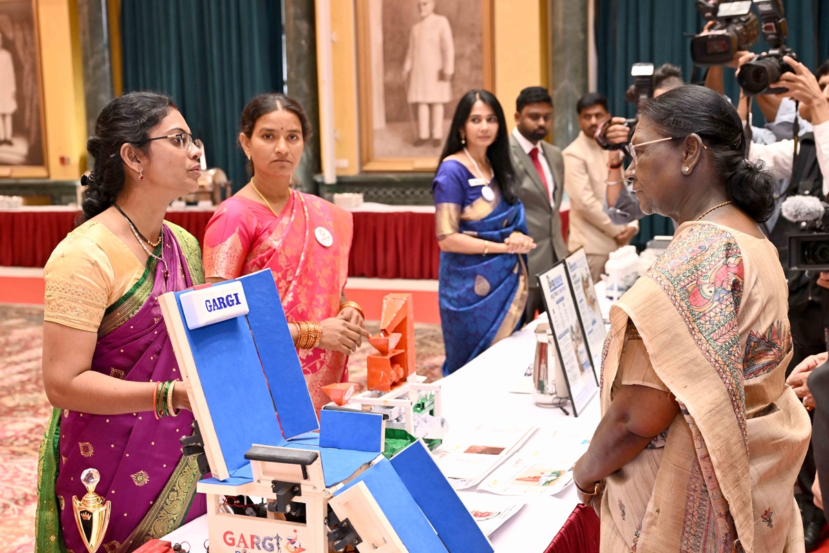 राष्ट्रपति द्रौपदी मुर्मु ने अटल नवाचार मिशन के जमीनी स्तर के नवप्रवर्तकों के समूह से की बातचीत
