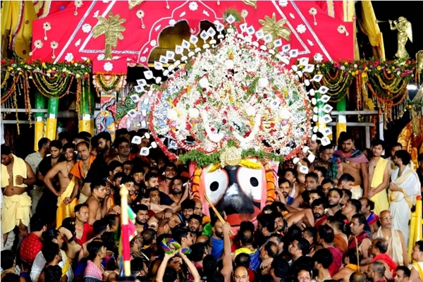 पुरी के श्री जगन्नाथ मंदिर में विश्व प्रसिद्ध रथ यात्रा का समापन