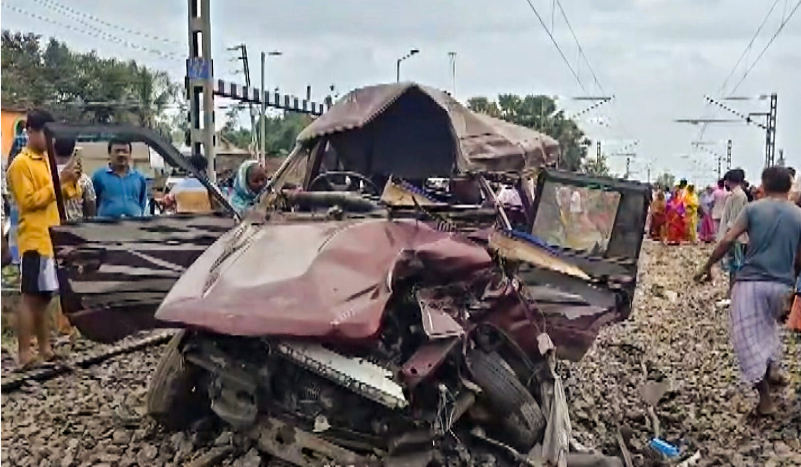 মুর্শিদাবাদের কর্ণসুবর্ণ স্টেশনের কাছে ট্রেনের ধাক্কায় পুলকারের দুই পড়ুয়া সহ তিন জনের মর্মান্তিক মৃত্যু হয়েছে। বেসরকারি মতে নিহতের সংখ্যা-পাঁচ।