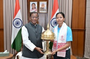 মাউণ্ট এভাৰেষ্ট আৰোহণ কৰা ৰাজ্যৰ প্ৰথমগৰাকী মহিলা ৰূপামণি গড়ক অসমৰ ৰাজ্যপালৰ সম্বর্ধনা জ্ঞাপন