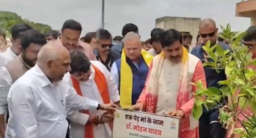 मध्य प्रदेश के मुख्यमंत्री मोहन यादव ने आज इंदौर में एक पेड़ मां के नाम वृक्षारोपण अभियान का किया शुभारंभ