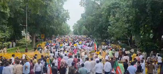 भाजपा का पंजाब में कथित पेपर लीक के विरोध में आप कार्यालय के बाहर प्रदर्शन