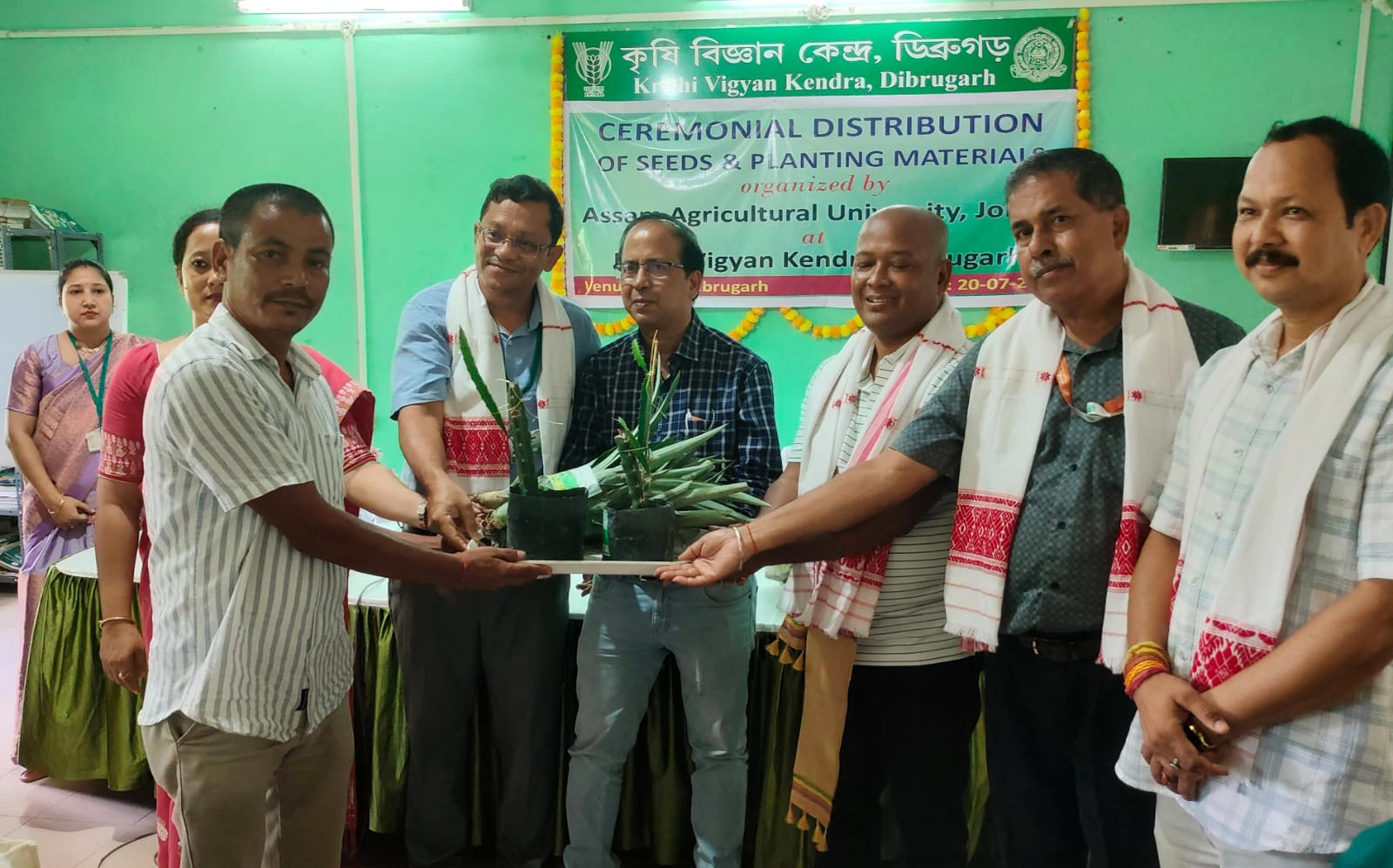 অসম কৃষি বিশ্ববিদ্যালয়ৰ উদ্যোগত ডিব্ৰুগড়ত বীজ আৰু ৰোপন সামগ্ৰীৰ আনুষ্ঠানিক বিতৰণ কাৰ্যসূচী
